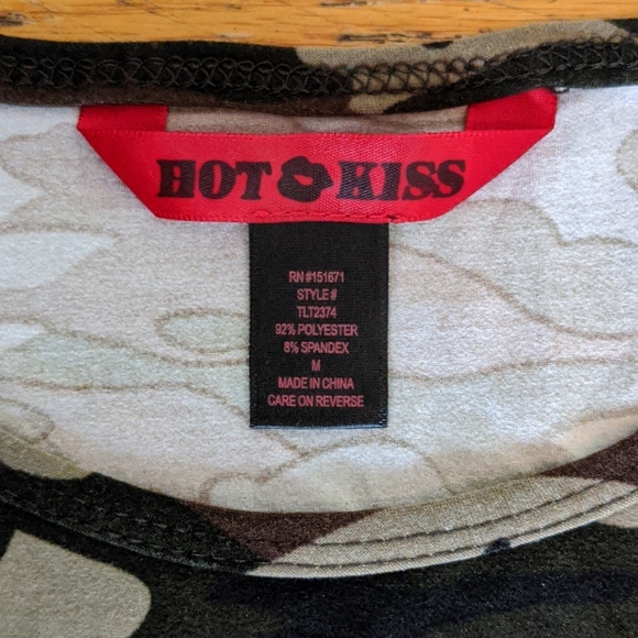 Super Soft Vented Camo Crop Top size Medium - Picture 5 of 6